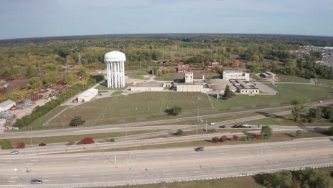 Flint,-Michigan-Water-Tower-Und-Kläranlage-Breites-Schuss-drohnenvideo,-Das-Sich-Vorwärts-Bewegt