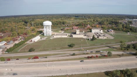 pedernal, torre de agua de michigan y planta de tratamiento video de dron de toma amplia avanzando