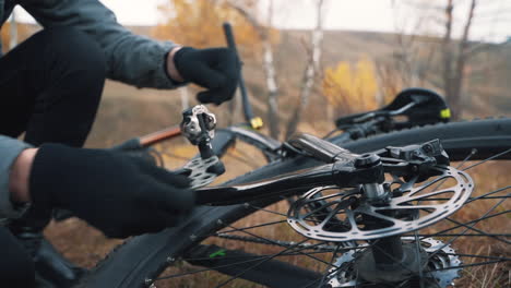 reparando el pedal de una bicicleta de montaña