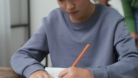학교 에 있는 아시아 소년
