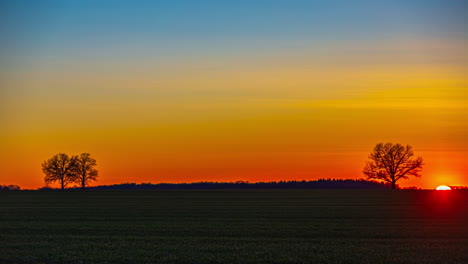 Paisaje-Al-Atardecer-En-Silueta-Con-Un-Sol-Resplandeciente---Lapso-De-Tiempo