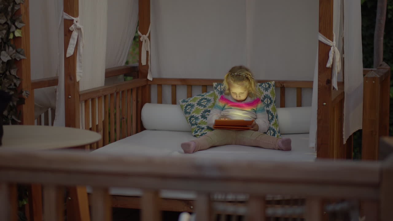 태블릿을 들고 있는 어린 소녀