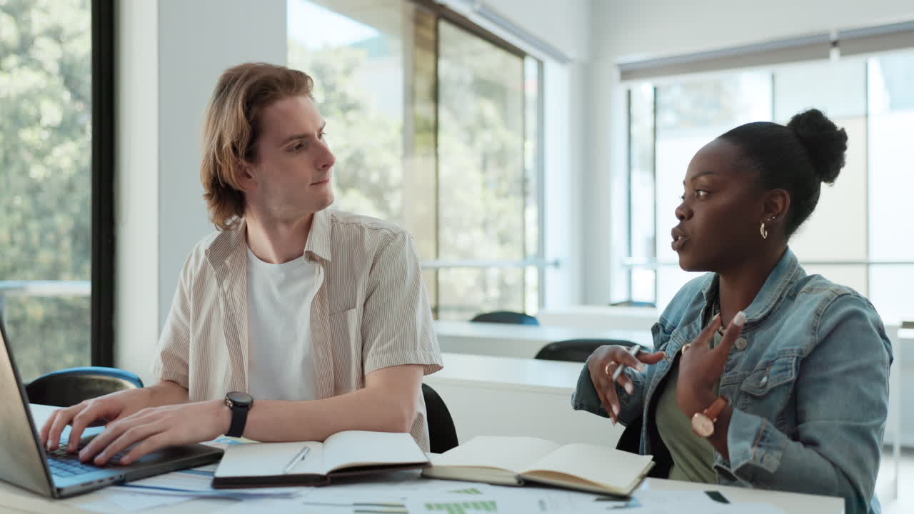 estudiantes que colaboran en un aula