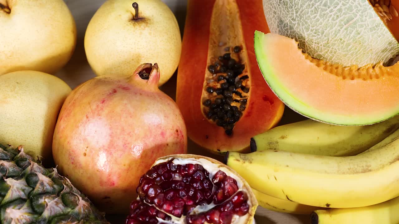 Utvalg av frukt utstilt på hvit bakgrunn