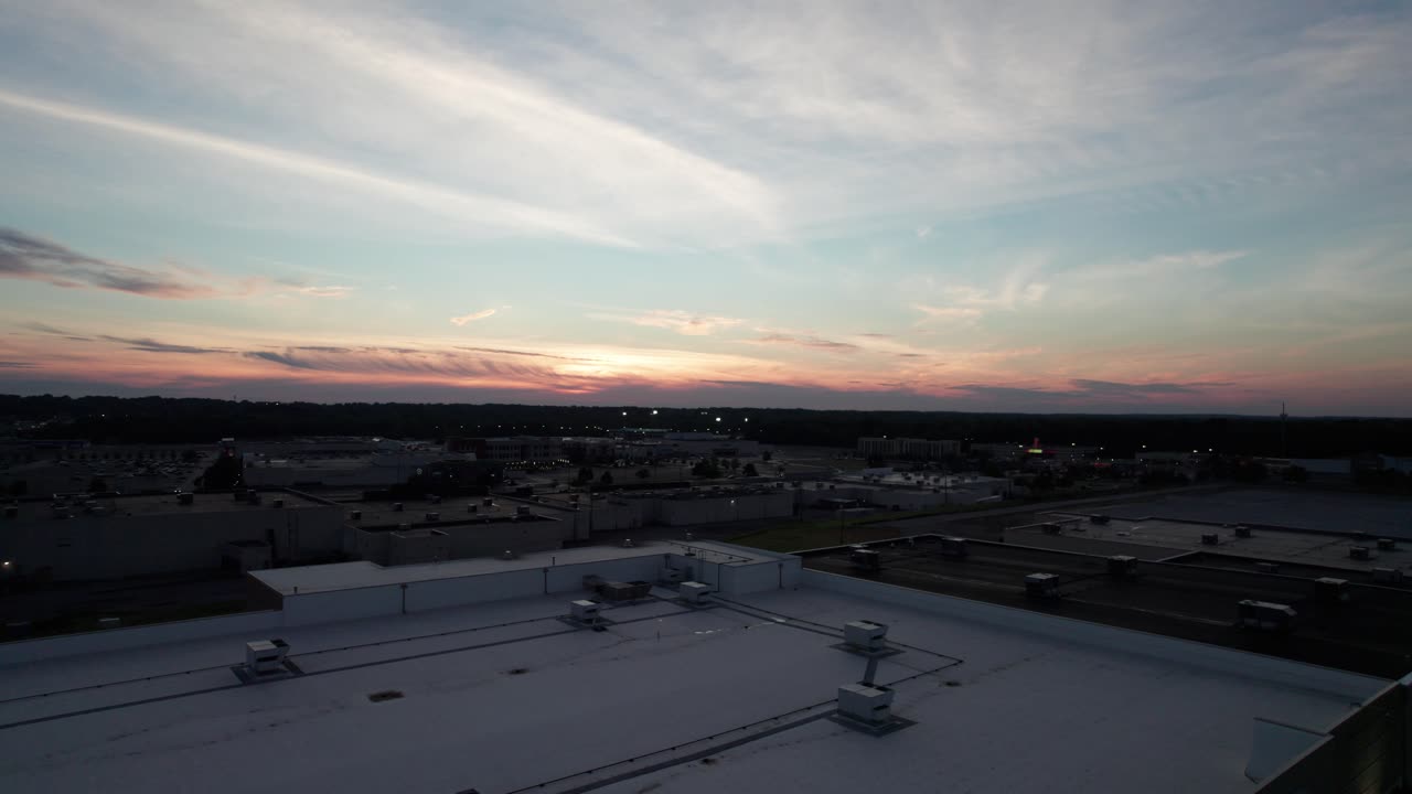 puesta de sol con hermoso cielo escénico con nubes coloridas sobre el estacionamiento del centro comercial