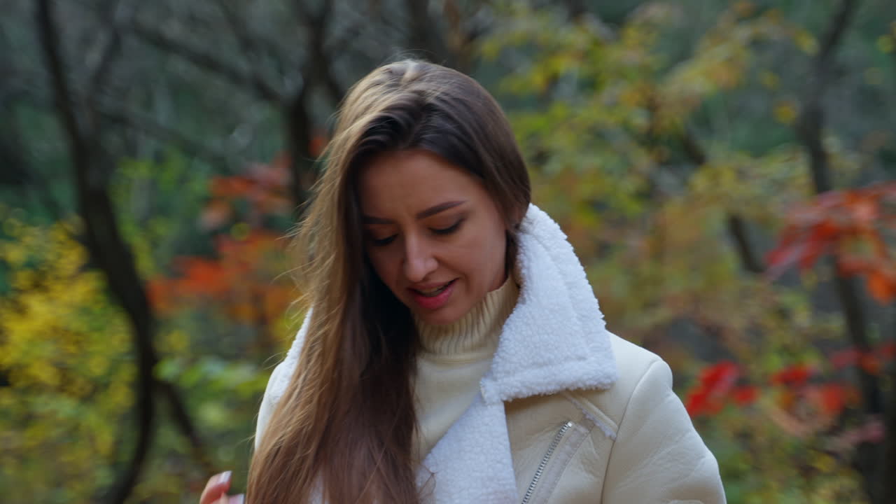 mujer en un parque en otoño