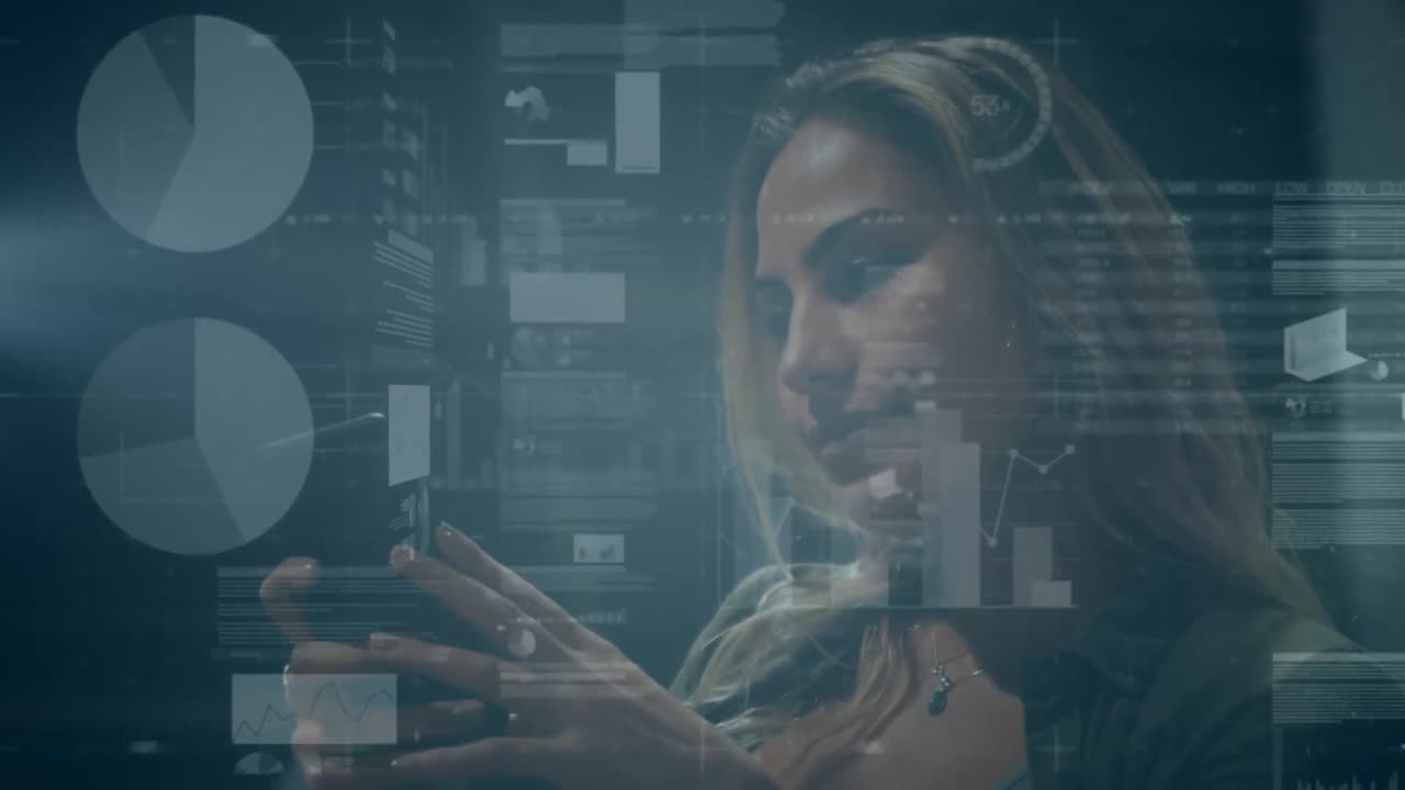 animación del procesamiento de datos financieros sobre una mujer caucásica que usa un teléfono inteligente