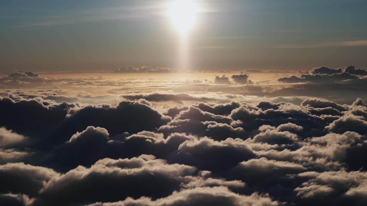 haleakala, maui, hawaii에서 촬영된 구름 위의 일몰과 함께 timelapse
