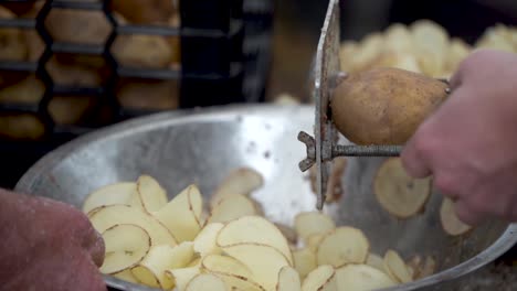 Poner-Patatas-En-El-Cortador-Y-Hacer-Patatas-Fritas-Rizadas-De-Tornado-En-Cámara-Lenta