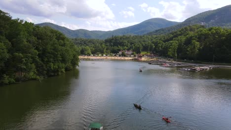 An-Excellent-Vista-Aérea-Shot-Of-Kayaks-And-Other-Vessels-On-Lake-Lure-In-Chimney-Rock-North-Carolina