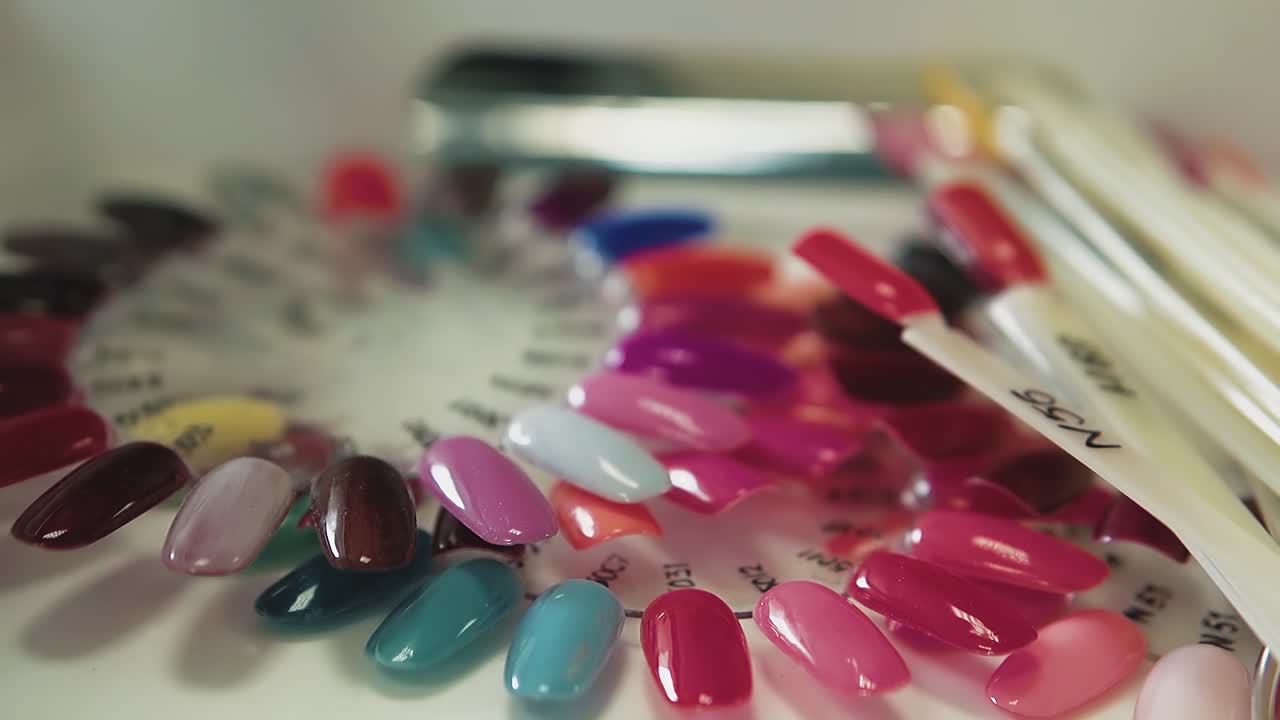 una chica bonita se sienta en una silla