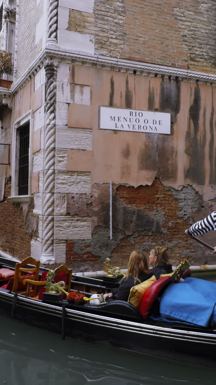 Giro in gondola a Venezia, Italia