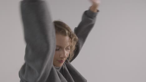 foto de estudio de una joven que se divierte bailando con fondo blanco 4