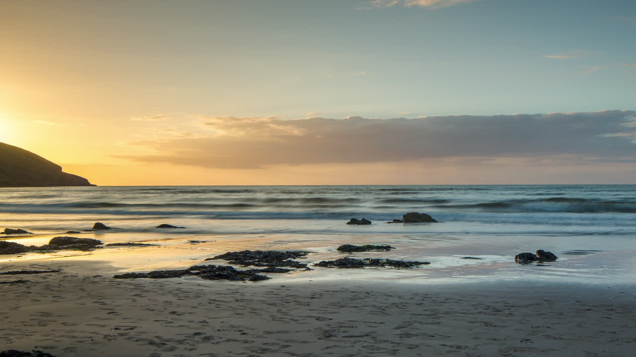 puesta de sol en la playa de gales 4k 05