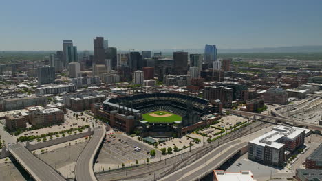 Centro-De-Denver-Campo-Coors-Colorado-Rockies-Béisbol-Estadio-Montaña-Rocosa-Paisaje-Monte-Evans-Aéreo-Dron-Cinemático-Estribaciones-Colorado-Carros-Tráfico-Primavera-Verano-Hacia-Atrás-Movimiento