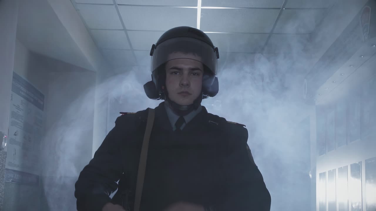 policía en cámara lenta con un arma