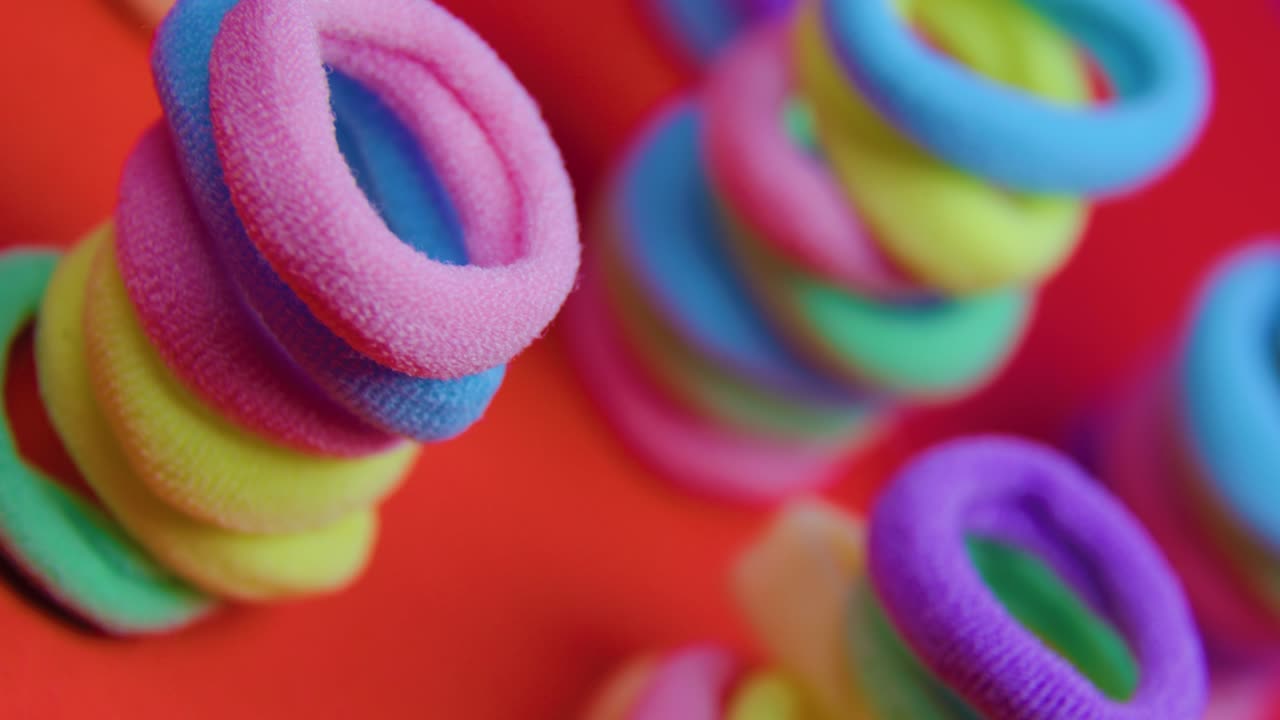 girando un primer plano vibrante de una banda de goma en el fondo rojo.