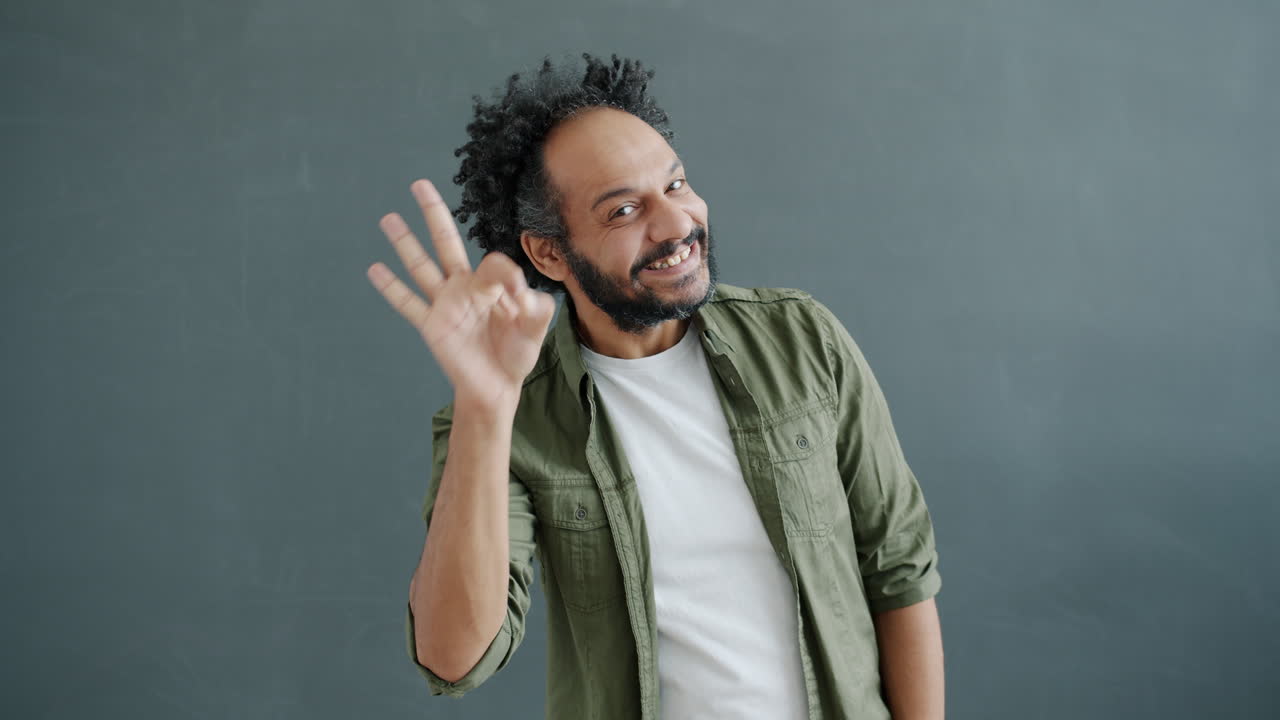 Hombre dando pulgares arriba