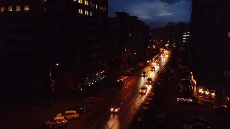 brede luchtfoto van stadsstraat &#39;s nachts
