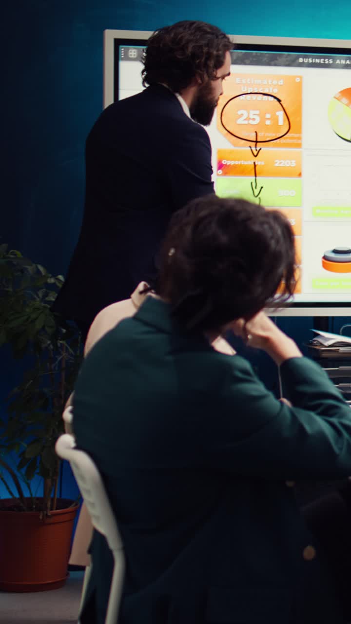 Imprenditore che presenta l’analisi di business ai colleghi durante una riunione in ufficio