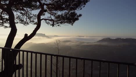 Gimbal:-Paar-Auf-Aussichtsplattform-Genießt-Fantastischen-Blick-Auf-Bastei,-Sachsen