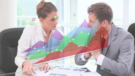 Analysieren-Von-Dokumenten,-Geschäftsleute-Mit-Datendiagrammanimation-Im-Bürohintergrund