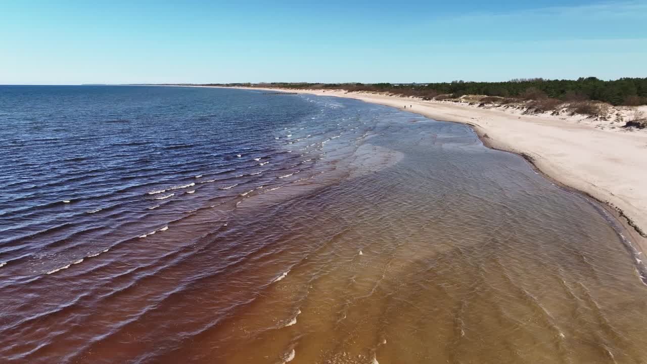 Vista aerea di una spiaggia vicino alla città di Sventoji, dove l'acqua del Mar Baltico bagna la sabbia della costa.