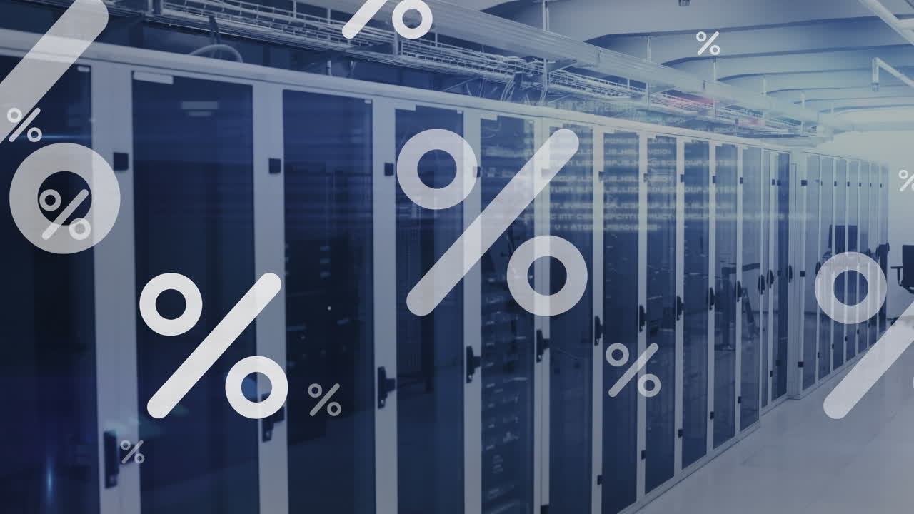 animación de símbolos percentiles y lenguaje informático en la sala del servidor en segundo plano.