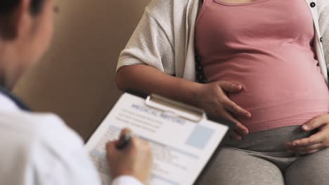 Mujer-Embarazada-Y-Médico-Ginecólogo-En-El-Hospital