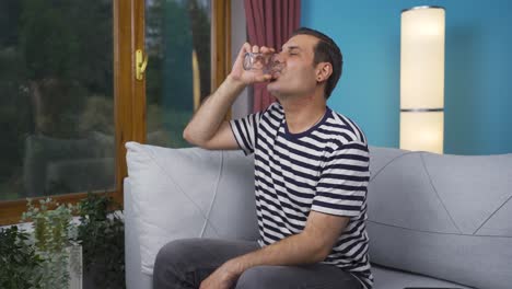 el hombre que bebe agua.