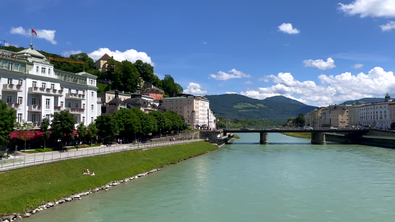 toma panorámica de un hermoso paisaje urbano con el río salzach y el castillo en salzburgo, 4k