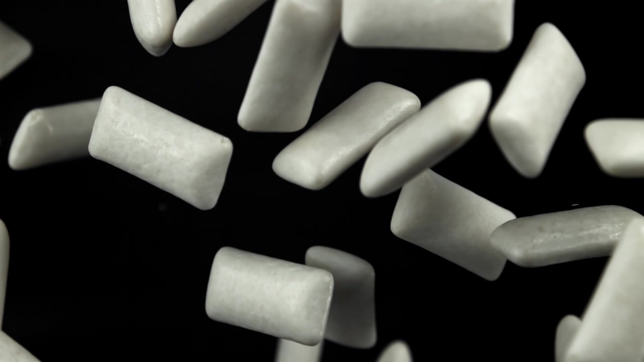 Palline di gomma da masticare bianche che cadono e vanno a fuoco