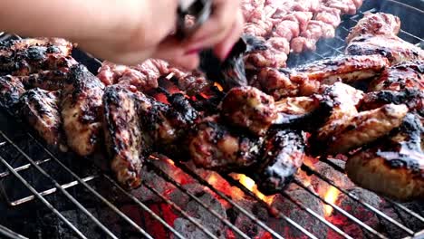 cocinar carne en una barbacoa de carbón