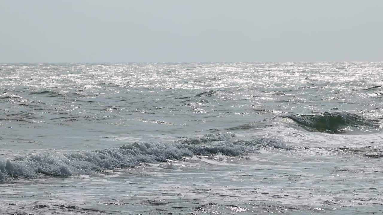 바다의 끊임없는 파도가 해변으로 굴러오고 있습니다.