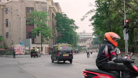 Taxis-Frente-Al-Edificio-De-La-Biblioteca-Asiática-En-Mumbai,-India