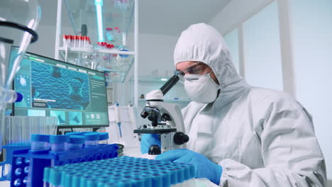 científico de investigación en su camiseta mirando muestras bajo el microscopio