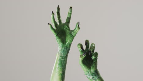 video de las manos del monstruo verde de halloween con espacio de copia en fondo gris