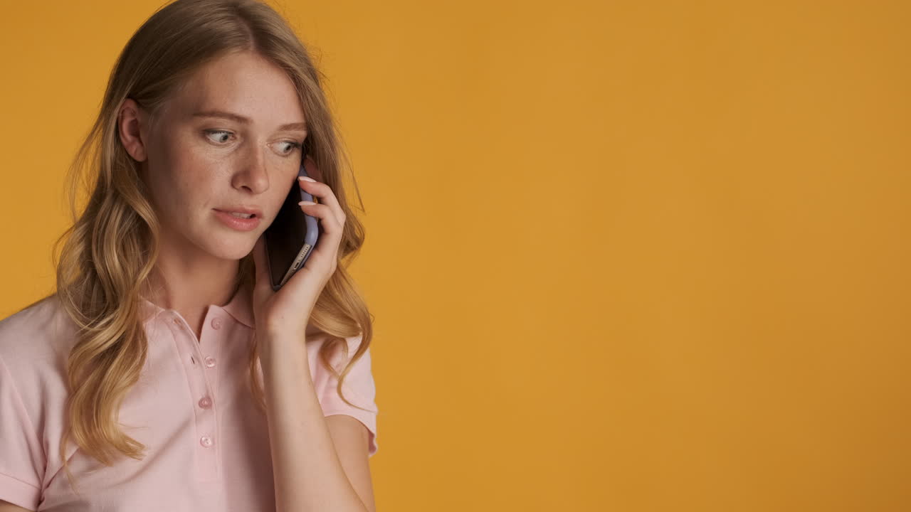 백인 여성이 스마트폰으로 통화를 하고 있습니다.