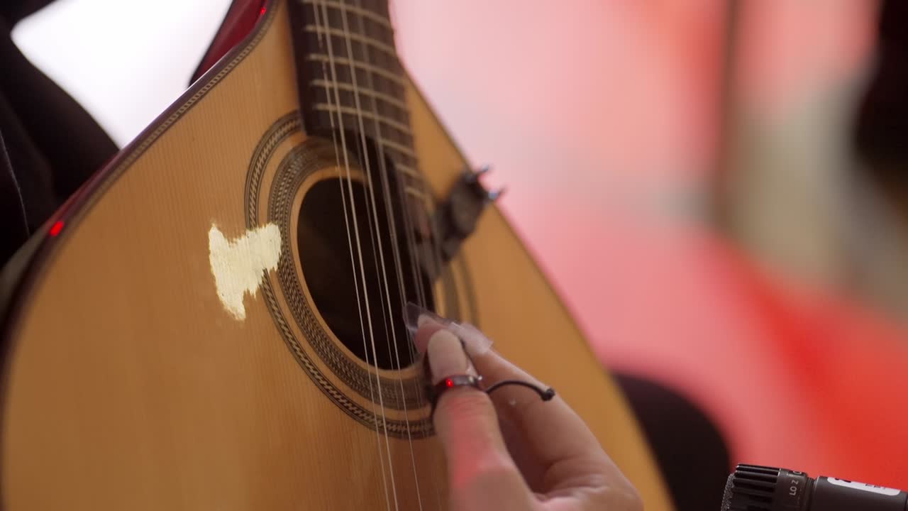 primer plano de una guitarra portuguesa que se toca destacando los detalles de las cuerdas
