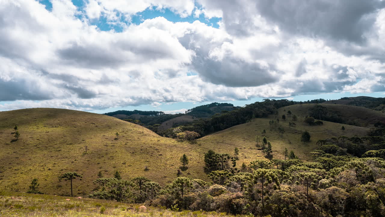 timelapse de tiro amplio de nubes moviéndose en un paisaje verde