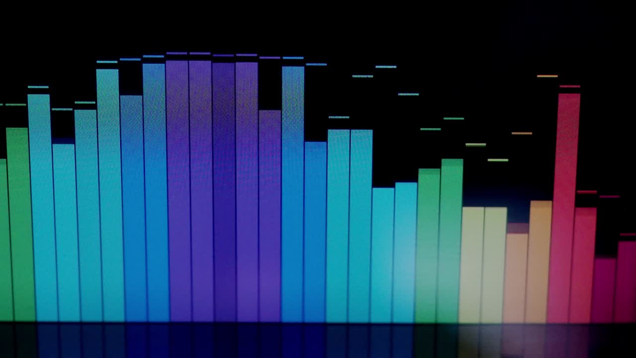 barra de ecualizador de música. ecualizadora de forma de onda de audio en animación de bucle de fondo negro. imágenes de música o ondas de sonido. visualizador de sonido de color abstract. gráfico de barra de espectro de gradiente. brillo y pulso.