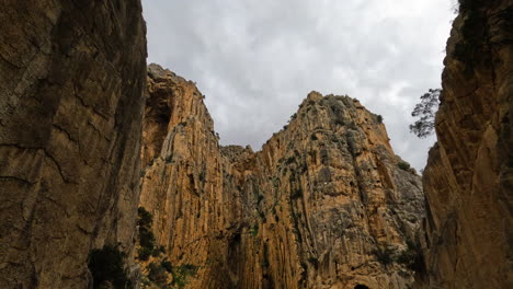 Toma-4k-De-Grandes-Acantilados-De-Montaña-En-Un-Día-Nublado-En-El-Caminito-Del-Rey-En-Gorge-Chorro,-Provincia-De-Málaga,-España