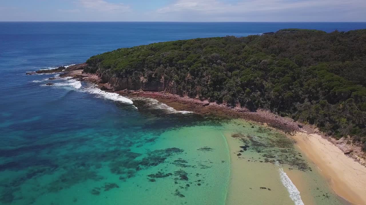 playa paraíso en la costa este de australia con hermoso clima de verano, olas lentas y vistas tropicales en un lugar muy remoto
