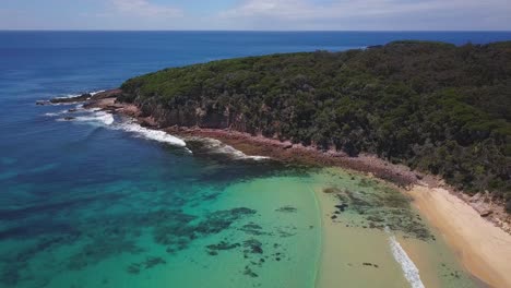 Playa-Paraíso-En-La-Costa-Este-De-Australia-Con-Hermoso-Clima-De-Verano,-Olas-Lentas-Y-Vistas-Tropicales-En-Un-Lugar-Muy-Remoto