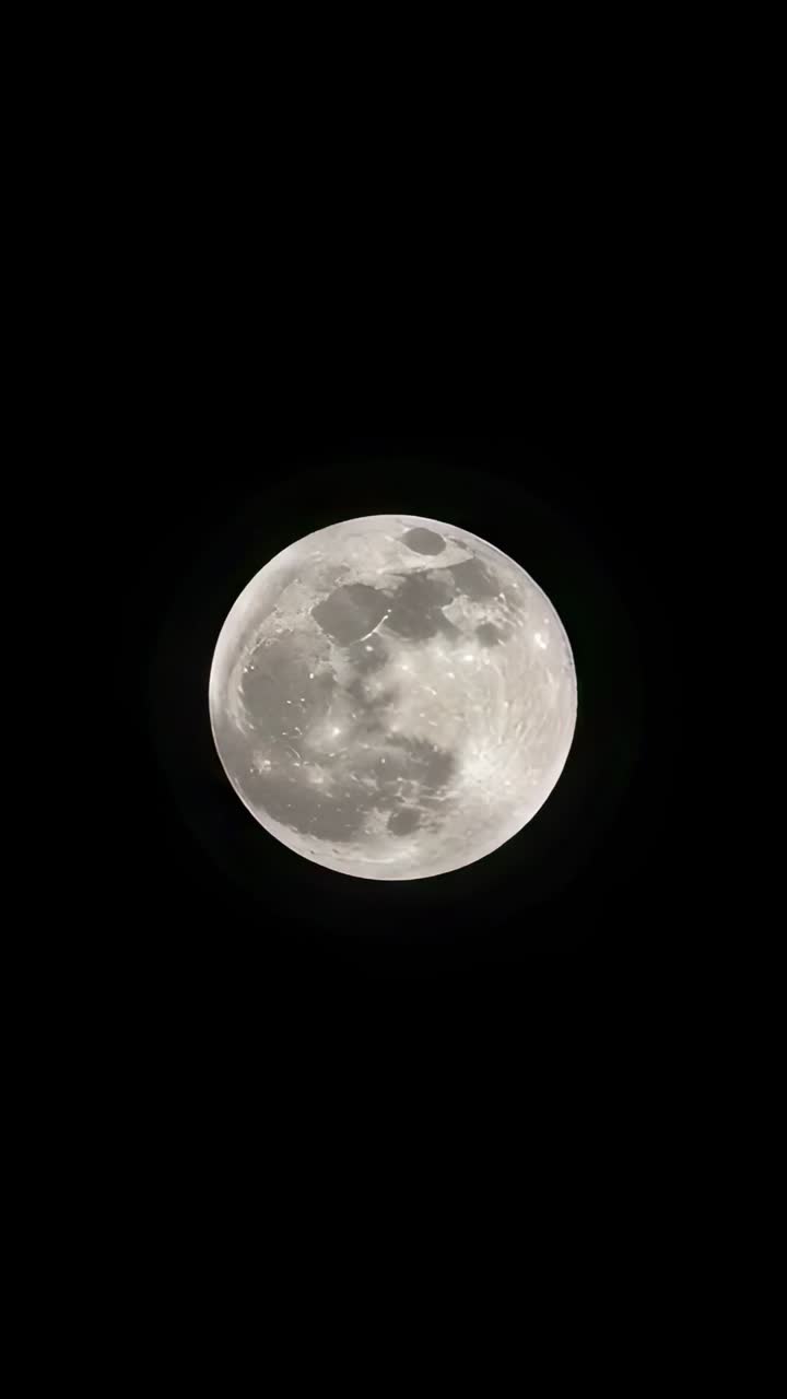 Vídeo vertical: sombra da Terra rastejando e se movendo pela lua cheia no céu noturno, eclipse se revelando