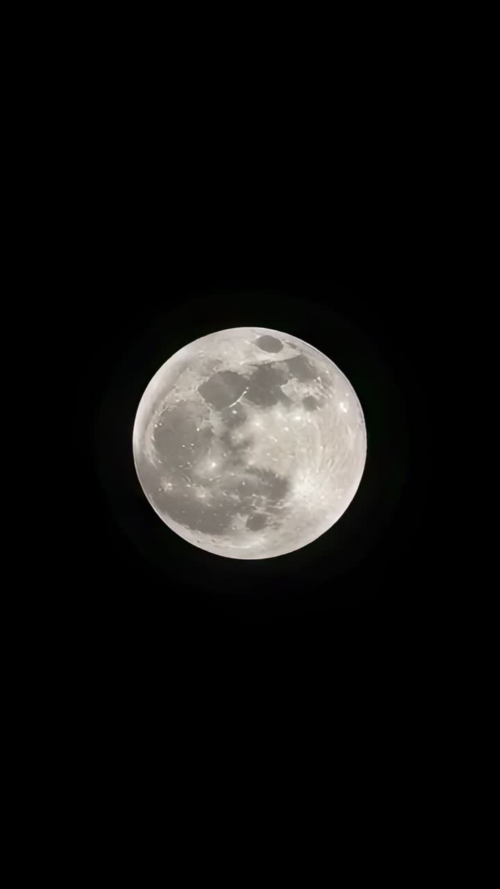 Vídeo vertical: sombra da Terra rastejando e se movendo pela lua cheia no céu noturno, eclipse se revelando