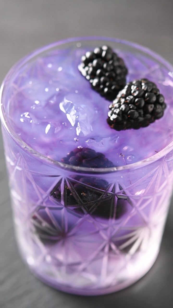 Cocktail Bramble con more e ghiaccio tritato.