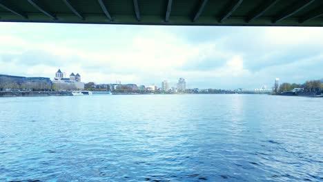 Drohnenflug-Unter-Brücke-Am-Rhein-In-Köln-An-Einem-Kalten-Herbstmorgen