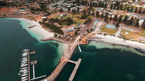 Aufnahme-Der-Stadt-Esperance-In-Westaustralien-Mit-Dem-Hafen-Im-Vordergrund-Und-Der-Stadt-Im-Hintergrund-An-Einem-Sonnigen-Tag