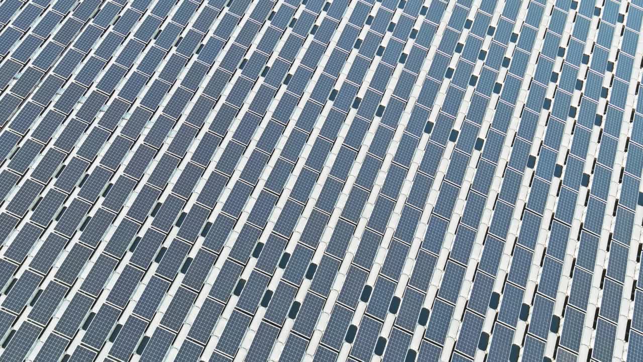 Vista aerea dei pannelli solari delle cellule della piattaforma galleggiante sull'acqua nello stagno